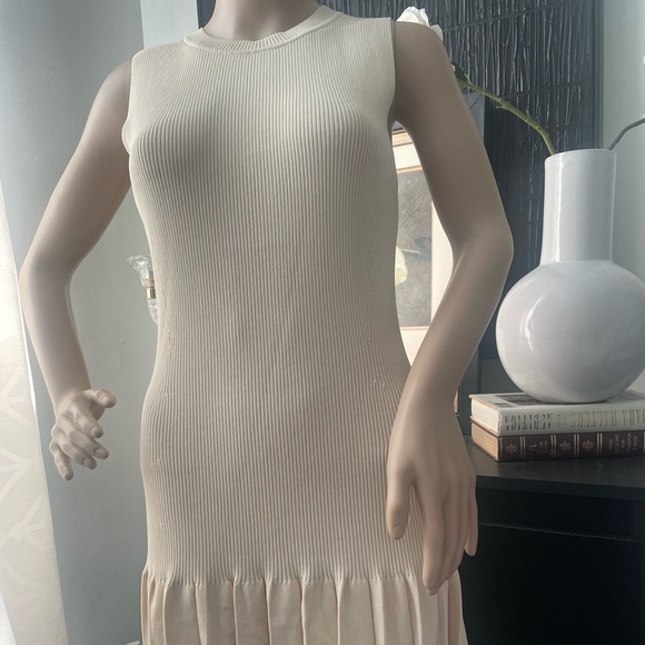 Elegant Cream Sleeveless Dress - Picture 5 of 10